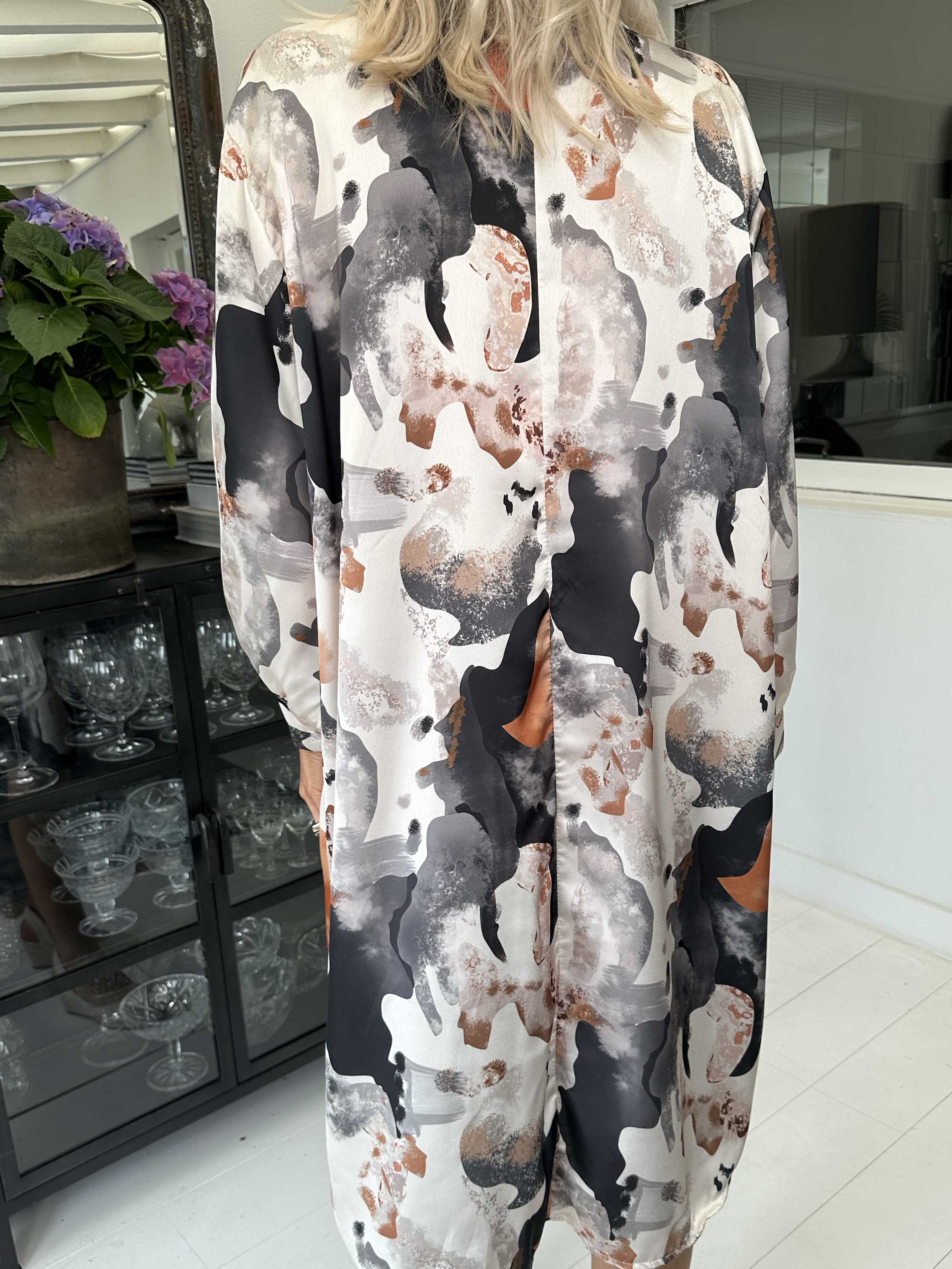 Lyng - Mönstrad klänning i sidenlook med skjortkrage